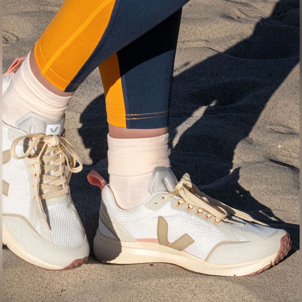 VEJA - Condor 2 Alveomesh Sneaker - Color: Gravel/Almond Size: 40.5 - NEW